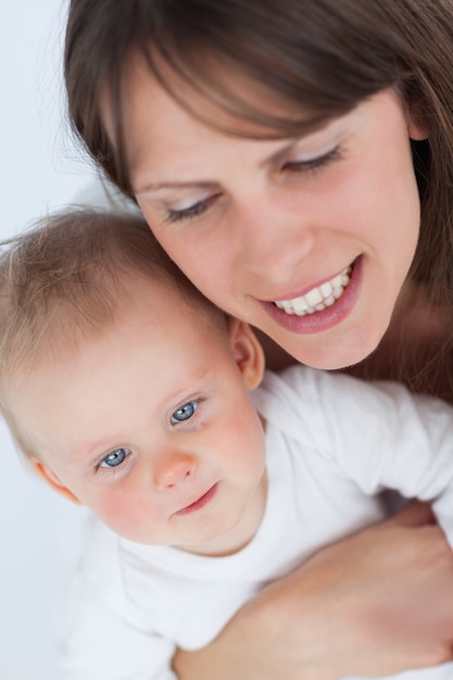 Joyeuse mère tenant son bébé mignon