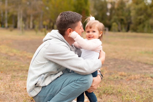 Joyeuse petite fille ayant du temps avec son père en plein air