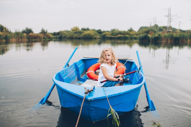 Joyeuse Petite Fille Dans Le Bateau