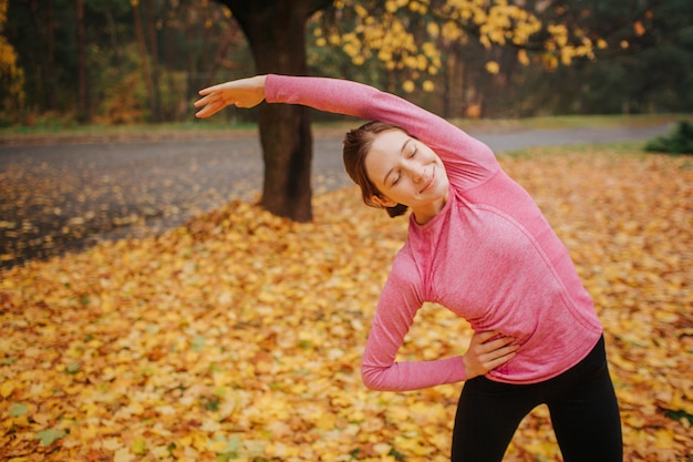 Joyeuse et positive jeune femme exerçant