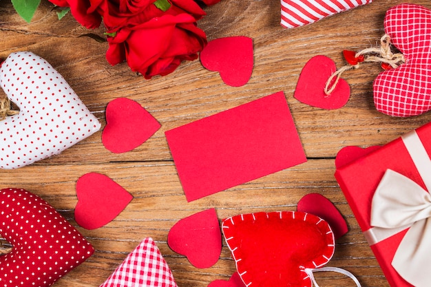 Joyeuse Saint Valentin et coeur. Carte avec Happy Valentines day et coeur sur fond en bois