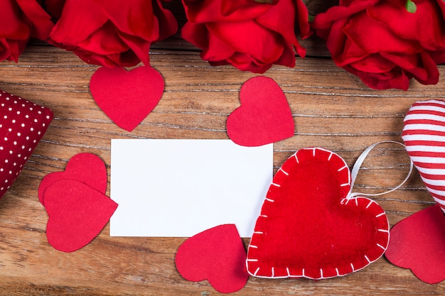 Joyeuse Saint Valentin et coeur. Carte avec Happy Valentines day et coeur sur fond en bois