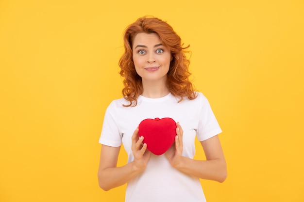 Joyeuse saint valentin soit ma dame de la saint-valentin sur fond jaune amour présent