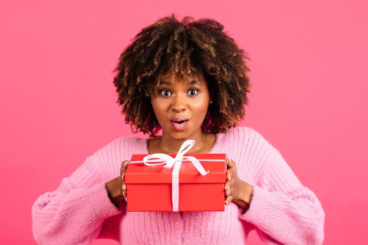 Photo joyeuse surprise du millénaire afro-américaine curly female show gift box enjoy holiday celebration
