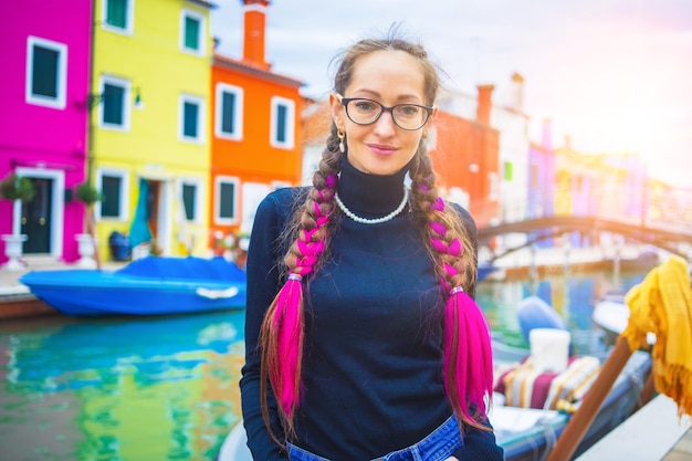 Joyeuse voyageuse s'amusant près de maisons colorées sur l'île de burano dans le voyage lagon vénitien et