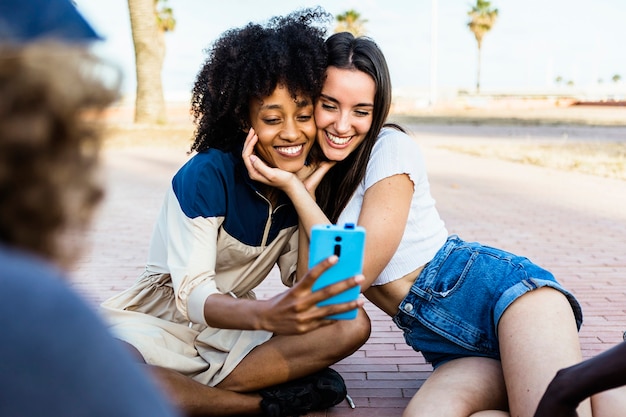 Joyeuses Amies Multiraciales Prenant Un Selfie Avec Un Téléphone Intelligent à L'extérieur