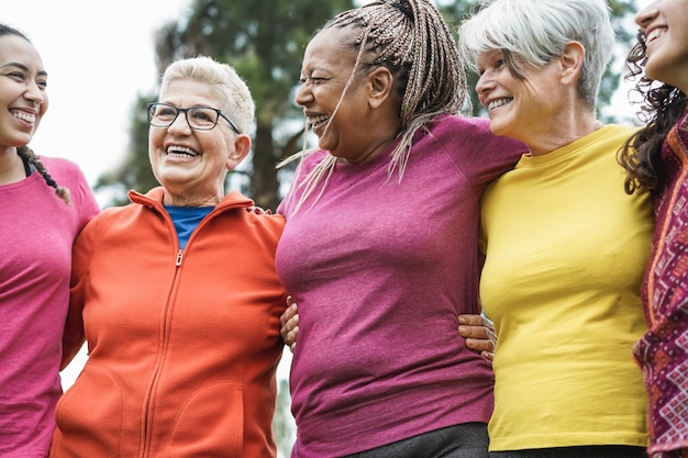 Joyeuses femmes multigénérationnelles s'amusant à s'embrasser après une séance d'entraînement sportive en plein air - Accent principal sur le visage de la femme africaine