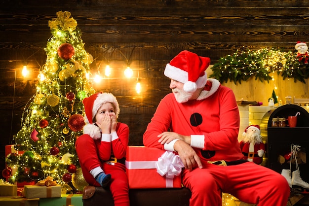 Joyeuses fêtes bonne année cadeaux de noël vacances en famille père noël homme et petit père noël