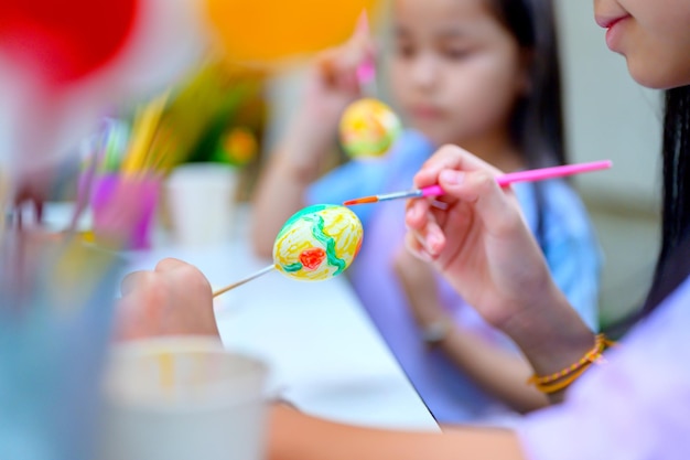 Joyeuses fêtes de Pâques. Enfant avec jouet oeufs colorés. Joyeux et amusant à célébrer en avril avec la famille à la maison.