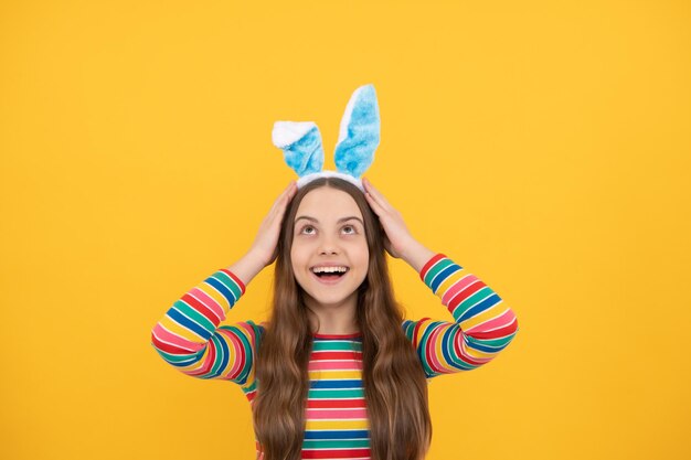 Joyeuses pâques adolescente dans des oreilles de lapin de lapin souriant en vacances chasse au lapin