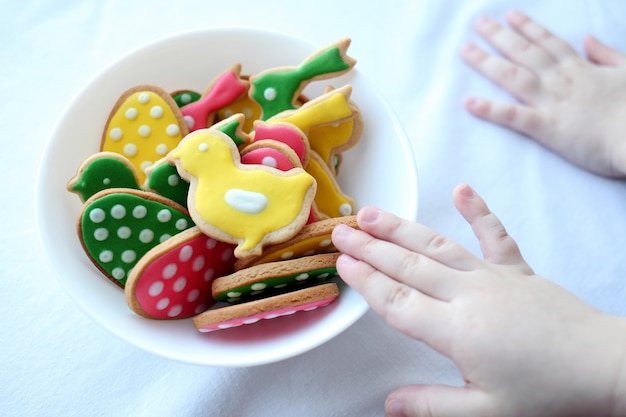 Joyeuses Pâques. Biscuits de Pâques multicolores.