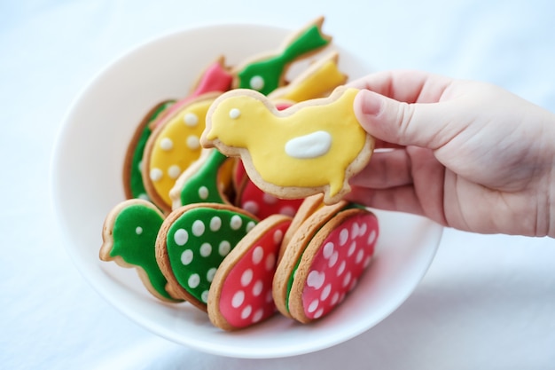 Joyeuses Pâques. Biscuits de Pâques multicolores.