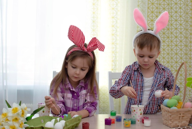 Joyeuses pâques enfants drôles drôles avec des oreilles de lièvre se préparent pour les vacances Enfants célébrant la décoration de la maison de Pâques