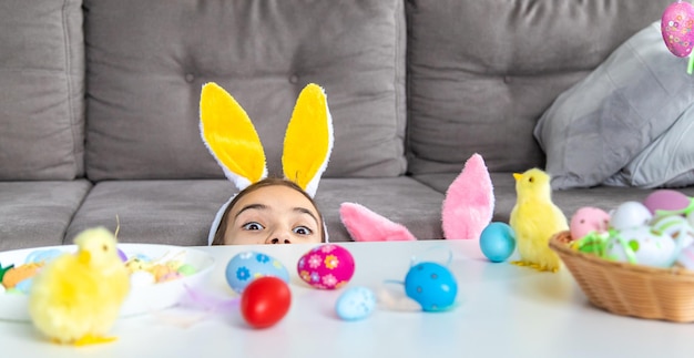 Joyeuses Pâques enfants avec oeufs mise au point sélective