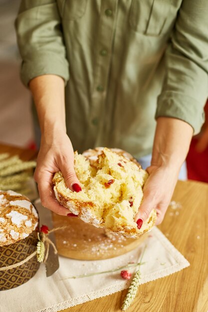 Joyeuses Pâques Femme coupe le gâteau de Pâques pour les vacances