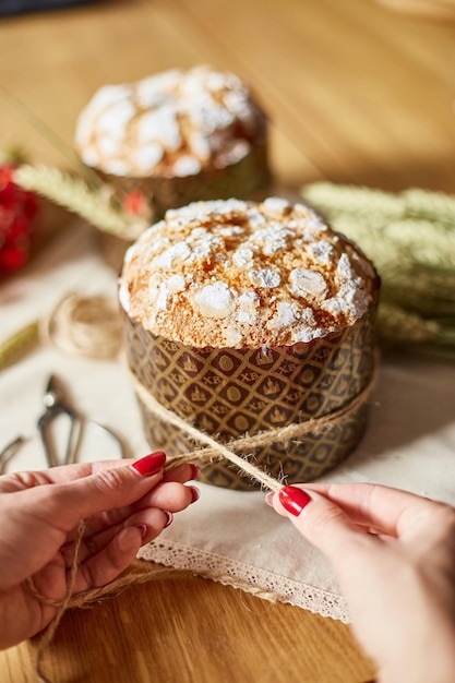 Joyeuses Pâques Femme préparant un gâteau pour les vacances de Pâques