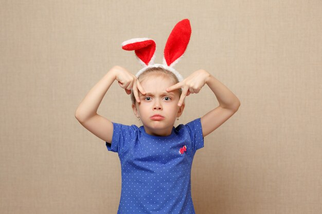 Joyeuses Pâques. Fille enfant avec des oreilles de lapin.