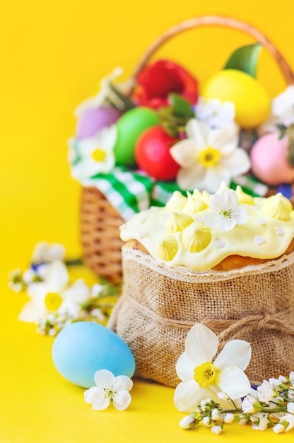 Joyeuses Pâques avec des fleurs sur fond jaune. Fête.