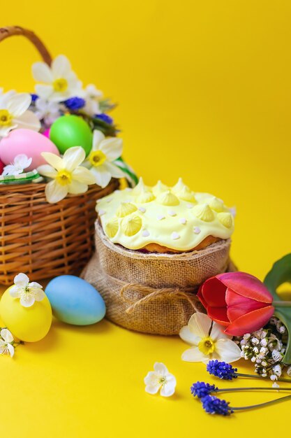 Joyeuses Pâques avec des fleurs sur fond jaune.