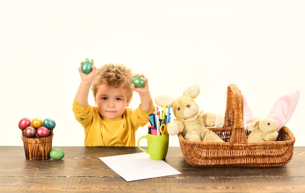 Joyeuses Pâques! Idées d'œufs de Pâques pour garçon fils. Enfant mignon portant des oreilles de lapin le jour de Pâques.