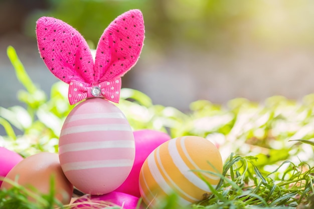 Joyeuses Pâques, lapin et œuf pour célébrer en avril.