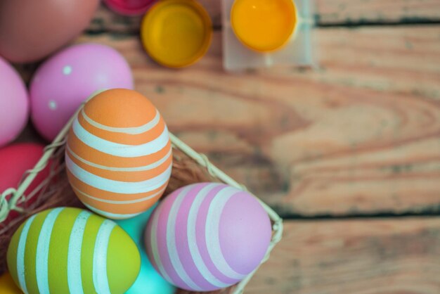 Joyeuses Pâques, lapin et œuf pour célébrer en avril.