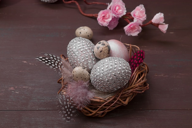 Joyeuses Pâques nid avec des oeufs sur un fond en bois.