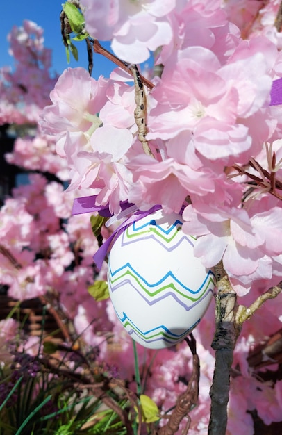 joyeuses pâques oeuf coloré sur l'arbre en fleurs oeuf de pâques printemps