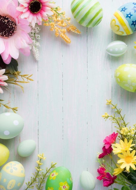 Joyeuses Pâques oeufs colorés et décoration florale sur bois