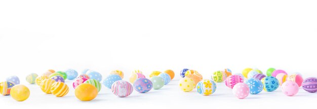 Joyeuses Pâques oeufs colorés et flous sur fond blanc avec espace de copie