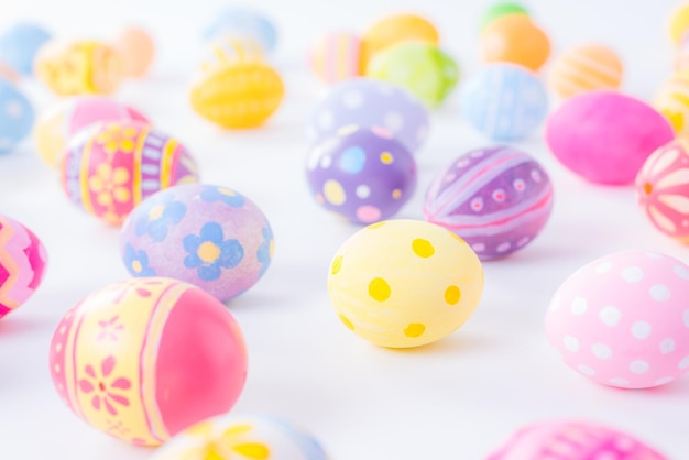 Joyeuses Pâques oeufs colorés et flous sur fond blanc avec espace de copie