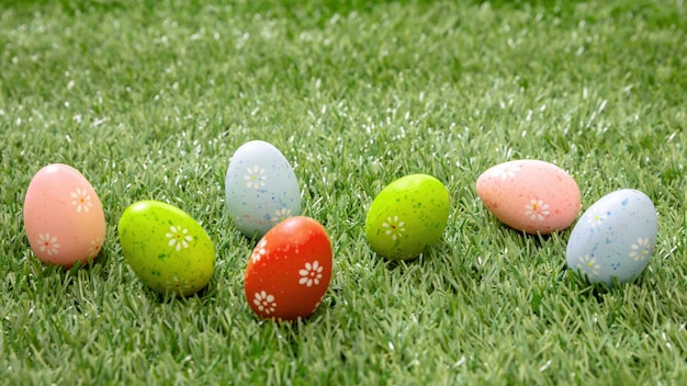 Joyeuses Pâques oeufs colorés sur l'herbe verte vue rapprochée