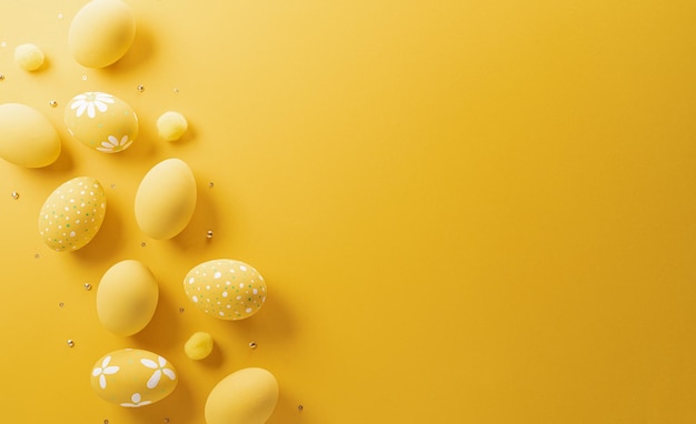 Joyeuses Pâques Oeufs de Pâques colorés sur fond jaune Concept de décoration pour les salutations et les cadeaux le jour de Pâques célébrer l'heure