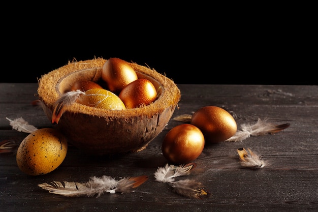 Joyeuses Pâques! Oeufs de Pâques sur fond de bois