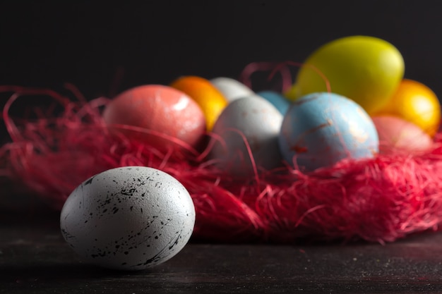 Joyeuses Pâques! Oeufs de Pâques sur fond de bois