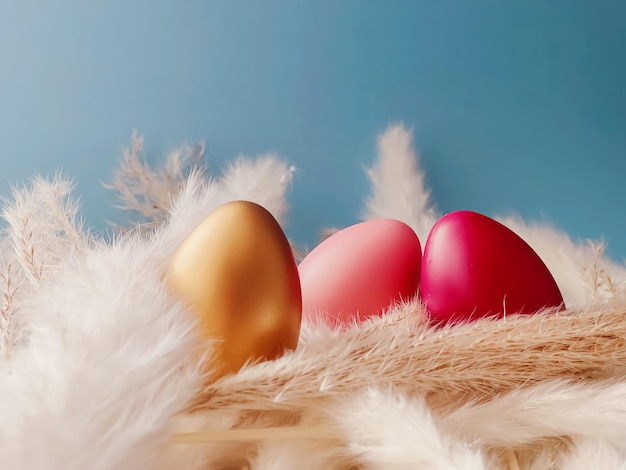 Joyeuses Pâques Oeufs de Pâques peints colorés sur fond rustique Religion chrétienne et concept de vacances