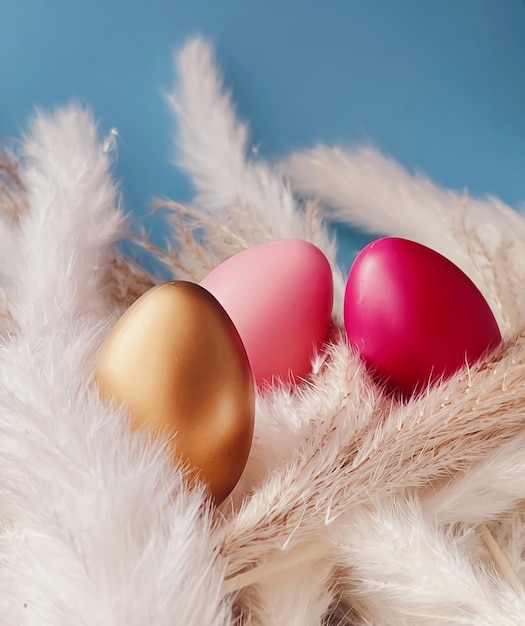 Joyeuses Pâques Oeufs de Pâques peints colorés sur fond rustique Religion chrétienne et concept de vacances