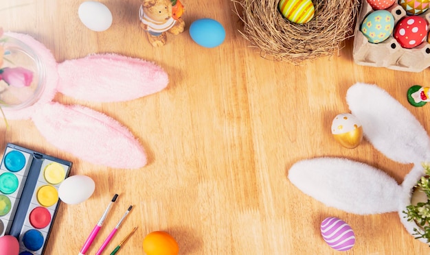 Joyeuses Pâques Oeufs peints de Pâques sur une table rustique en bois pour votre décoration en vacances