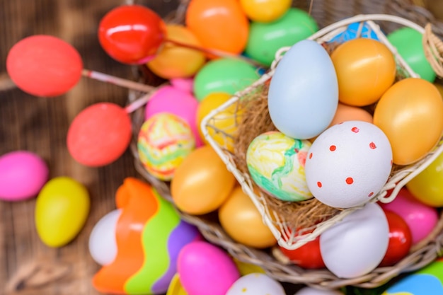 Joyeuses Pâques. Oeufs de peinture colorés pour célébrer en avril. Préparation et peinture pour la fête de famille et la décoration de la maison.