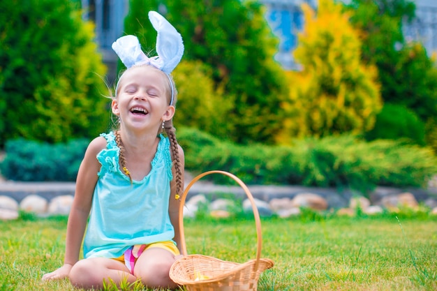 Joyeuses Pâques avec petite fille en plein air