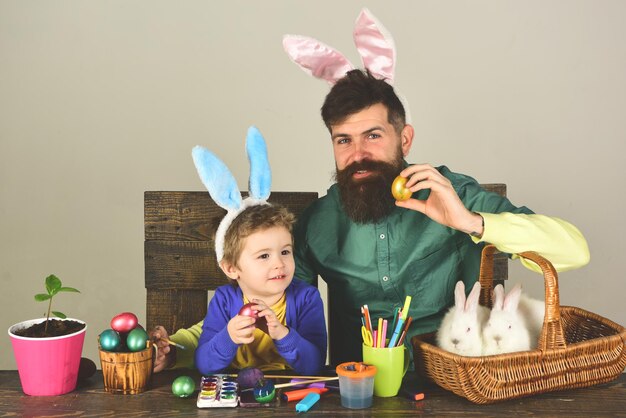 Joyeuses Pâques pour les enfants de la famille tenant un panier avec des œufs peints