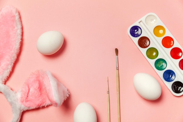 Joyeuses Pâques préparation du concept pour les oeufs décoratifs de vacances peintures colorées et oreilles de lapin furry co