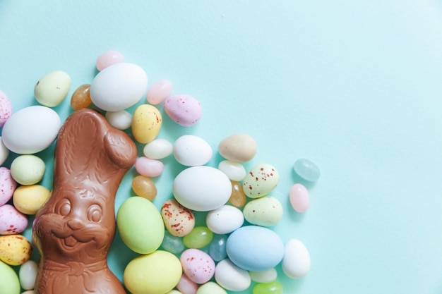 Joyeuses pâques préparation du concept pour les vacances de pâques bonbons oeufs en chocolat lapin et bonbons aux bonbons ...