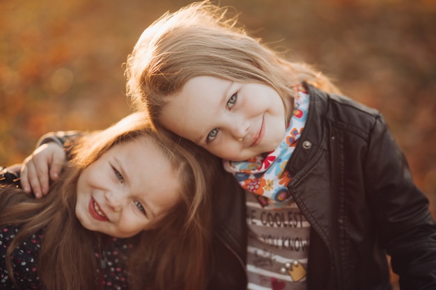 De joyeuses petites sœurs se réjouissent entre elles et rient