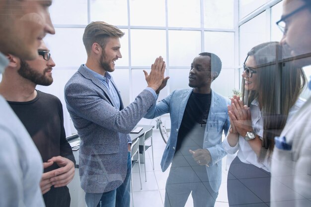 Joyeuses vacances collègues se donnant le concept de succès high five