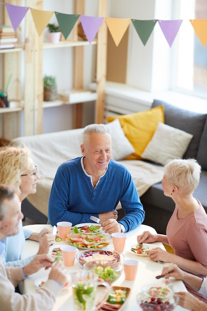 Joyeux amis appréciant la communication au dîner