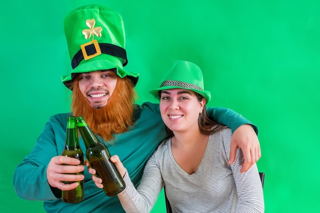 Joyeux amis célébrant la Saint Patrick Day Toast avec de la bière