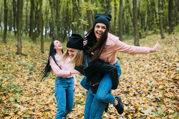 Joyeux amis dans le parc