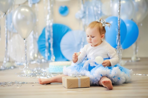 Joyeux anniversaire bébé fille sur fond bleu de cercles de soufflage à l'air et de papyrus bleu