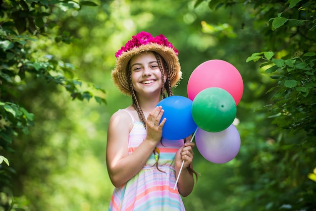 Joyeux anniversaire bonheur de l'enfance vacances d'été joyeux enfant en été avec des ballons de fête